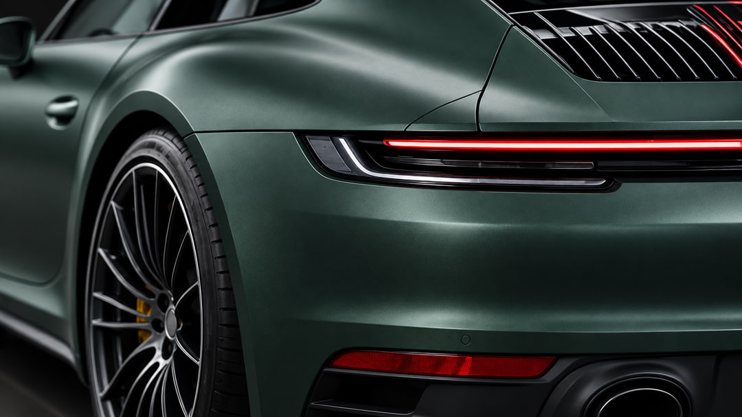 Заднее крыло Porsche 911 в тёмно-зелёной сатиновой плёнке